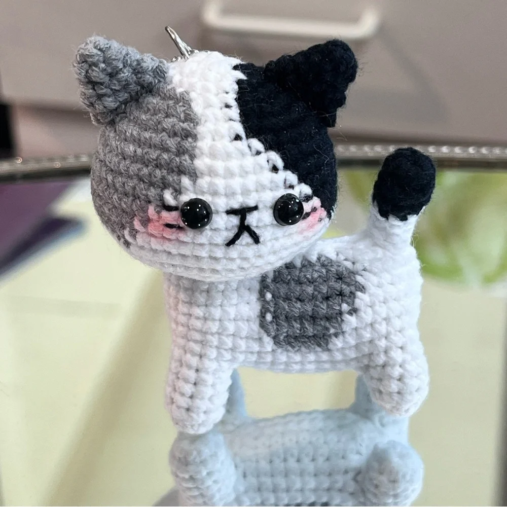 Mini Crochet Calico Kitty Key Chain / Purse Charm / Figurine Black White - Picture 8 of 9